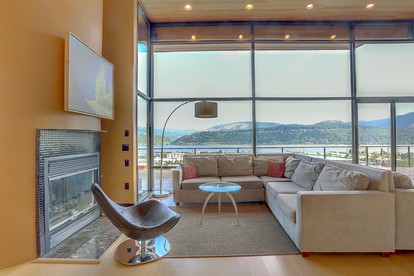 Elegant Six-Bedroom Retreat with Panoramic Columbia River Gorge Views in Hood River, Oregon - Hood River , Oregon - glamping.directory