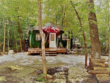 Secluded Watertree Tiny House near Old Hickory Lake – Private Deck, Trails & Breakfast - Lebanon, Tennessee - glamping.directory