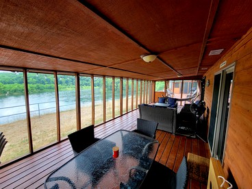 Arkansas River Paradise: Cabin with Large Deck Overlooking Breathtaking Views - Calico Rock, Arkansas - glamping.directory