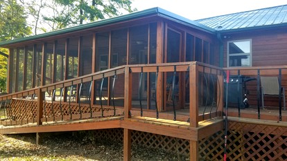 Arkansas River Paradise: Cabin with Large Deck Overlooking Breathtaking Views - Calico Rock, Arkansas - glamping.directory