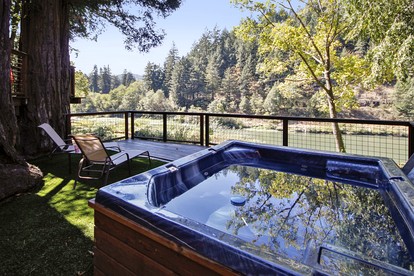 Stunning Cottage with Hot-tub in Guerneville, California - Guerneville, California - glamping.directory