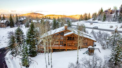 Elegant Mountain Getaway with Stunning Views, Hot Tub, and Cozy Fireplace in Park City, Colorado - glamping.directory