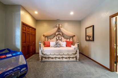 Elegant Mountain Getaway with Stunning Views, Hot Tub, and Cozy Fireplace in Park City, Colorado - Park City, Utah - glamping.directory