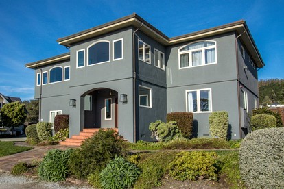 Fantastic Beach House with Barbecue, Hiking Trails and Beach Access in Half Moon Bay, California - glamping.directory
