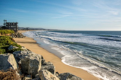 Fantastic Beach House with Barbecue, Hiking Trails and Beach Access in Half Moon Bay, California - Half Moon Bay, California - glamping.directory