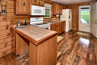 Rustic Cabin with Jacuzzi Surrounded by Nature in Ohio - Rockbridge, Ohio - glamping.directory