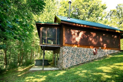 Rustic Cabin with Jacuzzi Surrounded by Nature in Ohio - Rockbridge, Ohio - glamping.directory