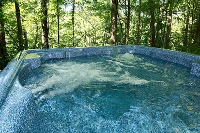 Rustic Cabin with Jacuzzi Surrounded by Nature in Ohio - Rockbridge, Ohio - glamping.directory