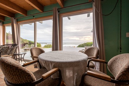 Luxury Oceanfront Vacation Rental with Hot Tub near Nye Beach, Newport, Oregon - Newport, Oregon - glamping.directory