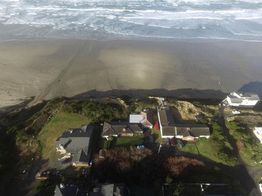 Luxury Oceanfront Vacation Rental with Hot Tub near Nye Beach, Newport, Oregon - Newport, Oregon - glamping.directory