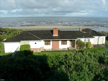 Luxury Oceanfront Vacation Rental with Hot Tub near Nye Beach, Newport, Oregon - Newport, Oregon - glamping.directory