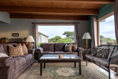 Luxury Oceanfront Vacation Rental with Hot Tub near Nye Beach, Newport, Oregon - Newport, Oregon - glamping.directory