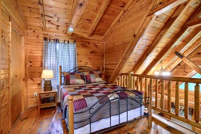 Beautiful Cabin For Rent in Hocking Hills Region of Ohio - Logan, Ohio - glamping.directory