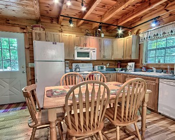 Beautiful Cabin For Rent in Hocking Hills Region of Ohio - Logan, Ohio - glamping.directory
