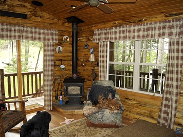 Creekside Log Cabin Rental with Kayaks in Saugerties, New York - Saugerties, New York - glamping.directory