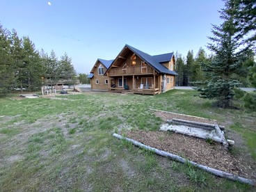 Spacious Log Cabin Retreat with Game Room & Hot Tub Near Island Park, Idaho - Idaho City, Idaho - glamping.directory