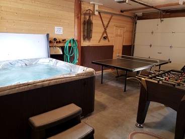 Spacious Log Cabin Retreat with Game Room & Hot Tub Near Island Park, Idaho - Idaho City, Idaho - glamping.directory