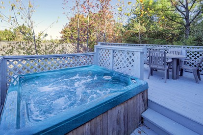 Comfy Cabin with Hot-Tub Perfect for Family Vacation in Pigeon Forge, Tennessee - Pigeon Forge, Tennessee - glamping.directory