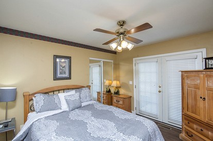 Comfy Cabin with Hot-Tub Perfect for Family Vacation in Pigeon Forge, Tennessee - Pigeon Forge, Tennessee - glamping.directory