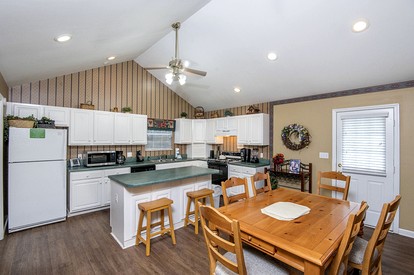 Comfy Cabin with Hot-Tub Perfect for Family Vacation in Pigeon Forge, Tennessee - Pigeon Forge, Tennessee - glamping.directory