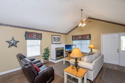 Comfy Cabin with Hot-Tub Perfect for Family Vacation in Pigeon Forge, Tennessee - Pigeon Forge, Tennessee - glamping.directory