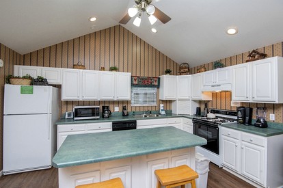 Comfy Cabin with Hot-Tub Perfect for Family Vacation in Pigeon Forge, Tennessee - Pigeon Forge, Tennessee - glamping.directory