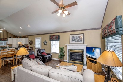 Comfy Cabin with Hot-Tub Perfect for Family Vacation in Pigeon Forge, Tennessee - Pigeon Forge, Tennessee - glamping.directory
