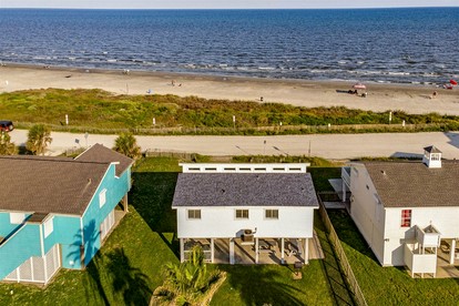 Relaxing Beach House with Incredible Sea Views for a Wonderful Family Getaway in Galveston, Texas - glamping.directory