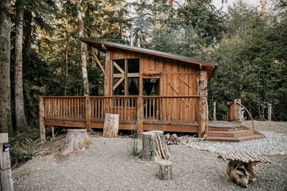 Wheelchair Accessible Log Cabin near Lake Crescent in Forks, Washington, Perfect for a Weekend of Relaxation - Forks, Washington - glamping.directory