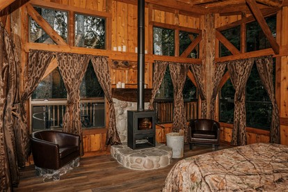 Wheelchair Accessible Log Cabin near Lake Crescent in Forks, Washington, Perfect for a Weekend of Relaxation - Forks, Washington - glamping.directory