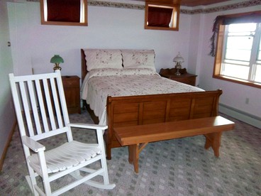Charming Vacation Cottage with Breathtaking Lake Views near Ithaca, New York - Watkins Glen, New York - glamping.directory