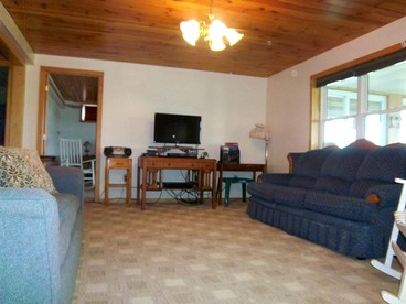 Charming Vacation Cottage with Breathtaking Lake Views near Ithaca, New York - Watkins Glen, New York - glamping.directory