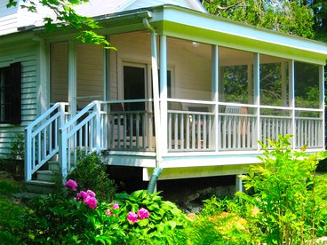 Charming Farmhouse Cottage Rental Situated in the Wilderness near Stockbridge, Massachusetts - Stockbridge, Massachusetts - glamping.directory