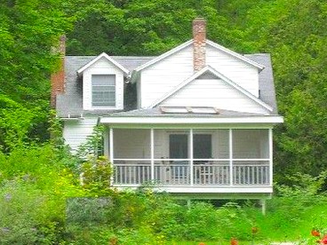 Charming Farmhouse Cottage Rental Situated in the Wilderness near Stockbridge, Massachusetts - Stockbridge, Massachusetts - glamping.directory