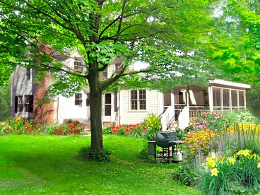 Charming Farmhouse Cottage Rental Situated in the Wilderness near Stockbridge, Massachusetts - Stockbridge, Massachusetts - glamping.directory