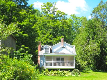 Charming Farmhouse Cottage Rental Situated in the Wilderness near Stockbridge, Massachusetts - glamping.directory