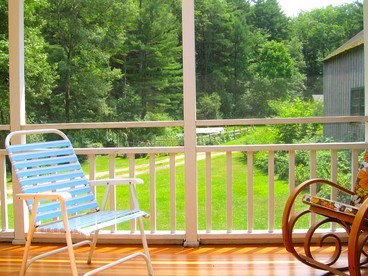 Charming Farmhouse Cottage Rental Situated in the Wilderness near Stockbridge, Massachusetts - Stockbridge, Massachusetts - glamping.directory