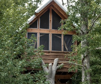 Wooden Tree Houses with Lovely Mountain Views in Gatlinburg, Tennesse - Gatlinburg, Tennessee - glamping.directory