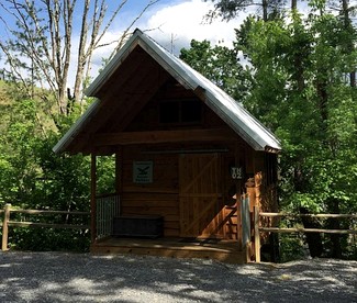 Wooden Tree Houses with Lovely Mountain Views in Gatlinburg, Tennesse - Gatlinburg, Tennessee - glamping.directory