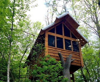 Wooden Tree Houses with Lovely Mountain Views in Gatlinburg, Tennesse - glamping.directory