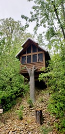 Wooden Tree Houses with Lovely Mountain Views in Gatlinburg, Tennesse - Gatlinburg, Tennessee - glamping.directory