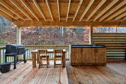 Whimsical Bee-Inspired Tiny Home with Private Hot Tub Near Douglas Lake & Smoky Mountains | Sevierville, Tennessee - Sevierville, Tennessee - glamping.directory