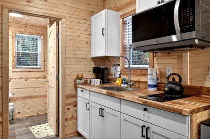 Whimsical Bee-Inspired Tiny Home with Private Hot Tub Near Douglas Lake & Smoky Mountains | Sevierville, Tennessee - Sevierville, Tennessee - glamping.directory