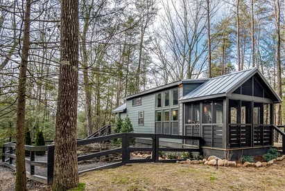 Glorious Cabin with Stunning Sights in Monteagle, Tennessee - Monteagle, Tennessee - glamping.directory