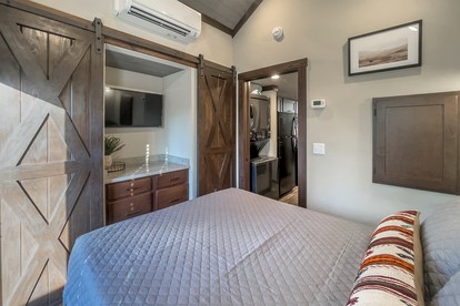 Glorious Cabin with Stunning Sights in Monteagle, Tennessee - Monteagle, Tennessee - glamping.directory