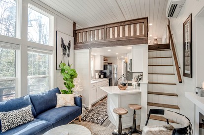 Glorious Cabin with Stunning Sights in Monteagle, Tennessee - Monteagle, Tennessee - glamping.directory