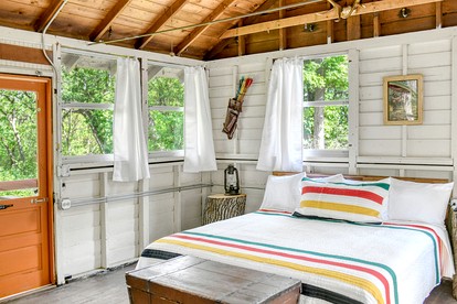 Rustic Vintage Camper for a Peaceful Romantic Getaway Surrounded by Trees in Troy, Wisconsin - East Troy, Wisconsin - glamping.directory