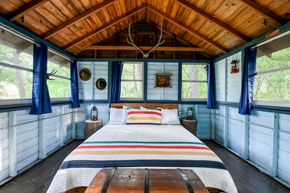 Rustic Vintage Camper for a Peaceful Romantic Getaway Surrounded by Trees in Troy, Wisconsin - East Troy, Wisconsin - glamping.directory