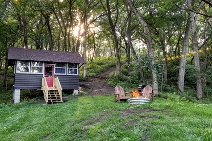 Rustic Vintage Camper for a Peaceful Romantic Getaway Surrounded by Trees in Troy, Wisconsin - East Troy, Wisconsin - glamping.directory