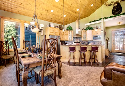 Impressive Cabin with Amazing Mountain Views and Interior Hot-Tub in Estes Park, Colorado - Estes Park, Colorado - glamping.directory